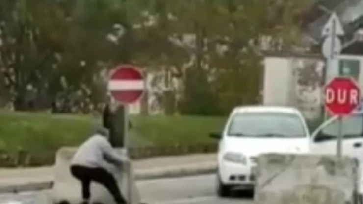 Yüzlerce kilo ağırlığındaki beton bariyeri böyle ittiler