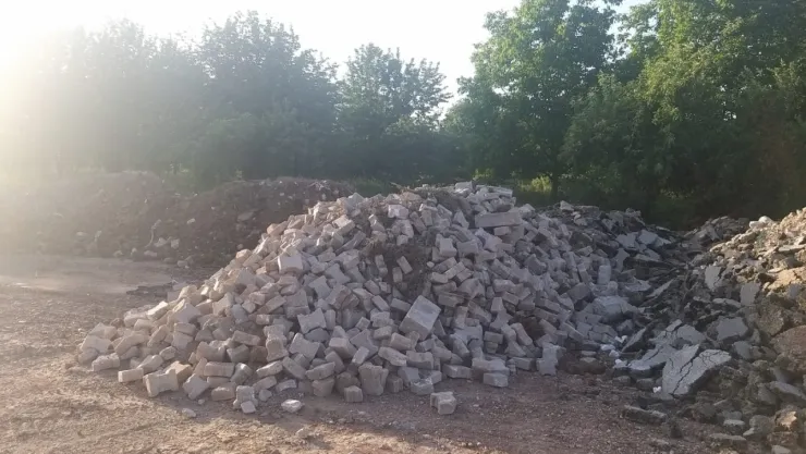 Yüzlerce parke taşı ziyan oldu
