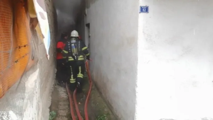 Zemin katta çıkan yangında ekipler evde yaşlı adamı aradı