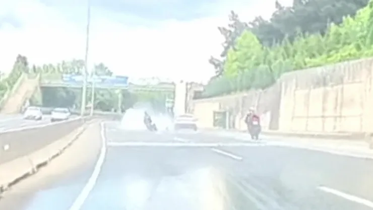 Zincirleme kaza kask kamerasına yansıdı: 3 yaralı