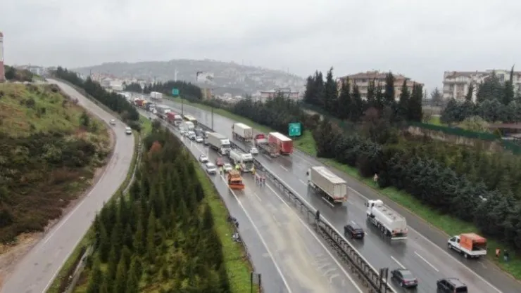 Zincirleme kaza sonrasında Kocaeli TEM trafiğe kapandı!