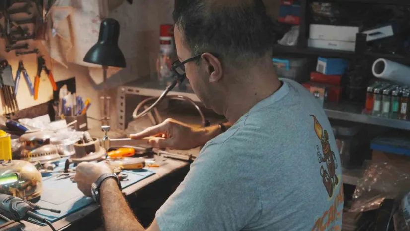 10 metrekarelik atölyesinden Türkiye'ye ulaşıyor