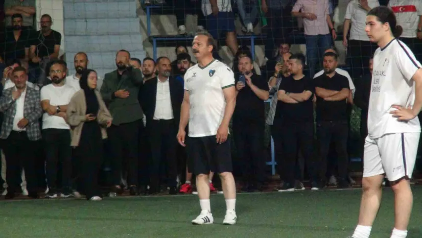 Ağıralioğlu, Kocaeli'de halı sahada maç yaptı