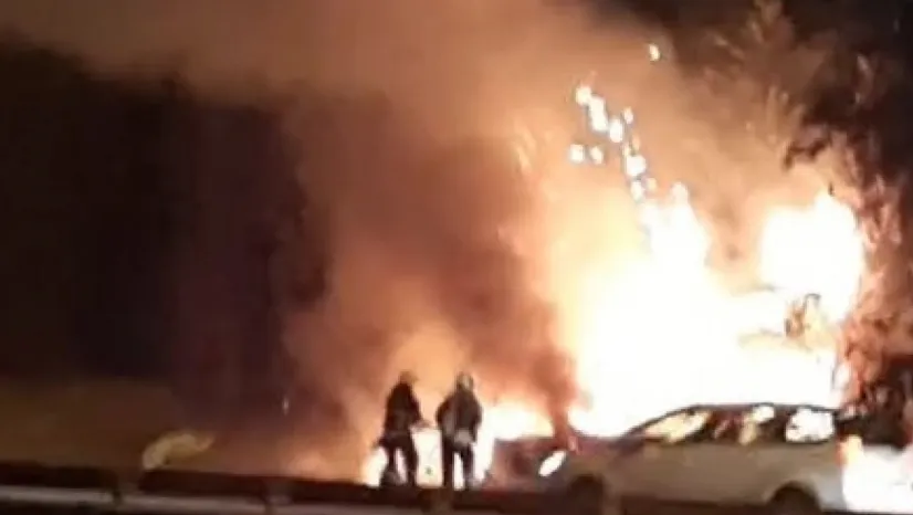 Alev alev yanan otomobil kullanılamaz hale geldi