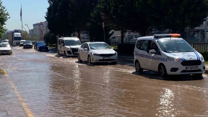 Ana su hattı patladı, ilçe sular altında kaldı