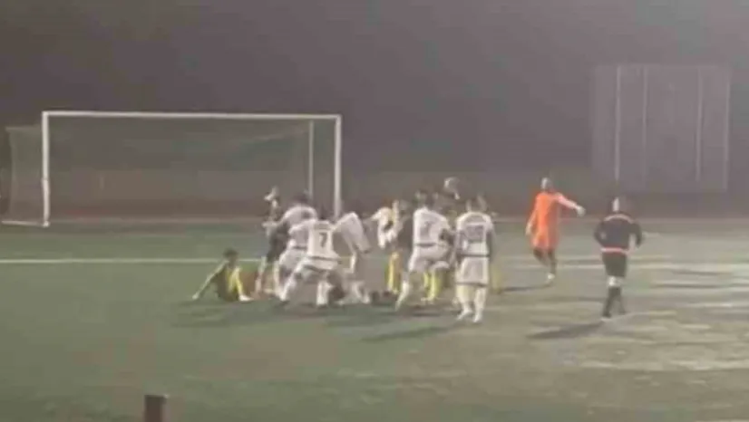 Amatör maçta futbolcular tekme tokat birbirine girdi