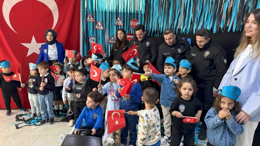 Anne Şehir'de polislere sürpriz kutlama