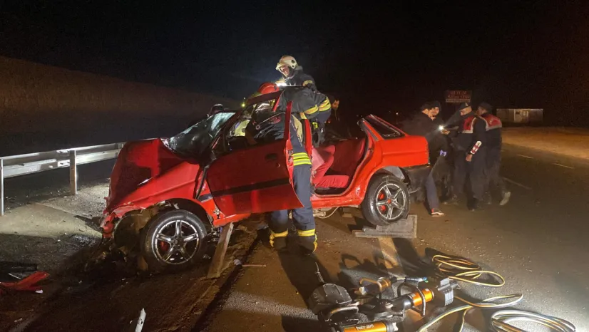 Bariyerlere giren otomobil, iki kişiye mezar oldu