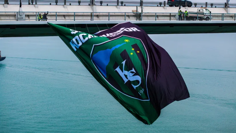 Osmangazi Köprüsü'ne dev şampiyon Kocaelispor bayrağı asıldı