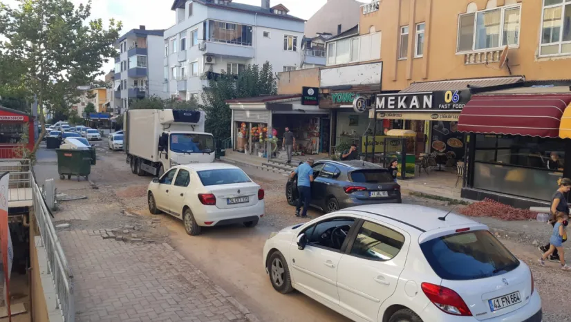Cadde de esir kalan otomobiller dakikalarca kepçe beklediler