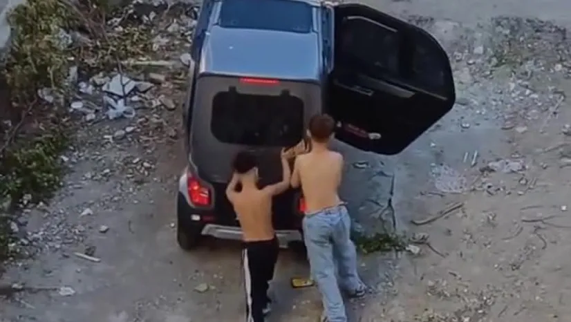 Çocuklar babalarının elektrikli aracını kaçırdı, şarj bitince yolda kaldılar