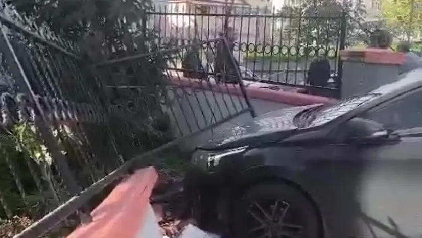 El freni çekilmeyen otomobil bahçe duvarını yıktı