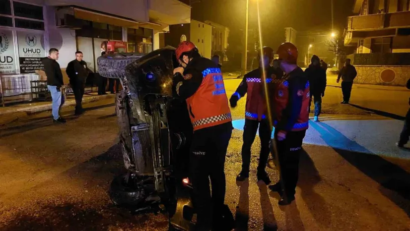 Gazı takılı kalan otomobil beton çite çarparak yan yattı