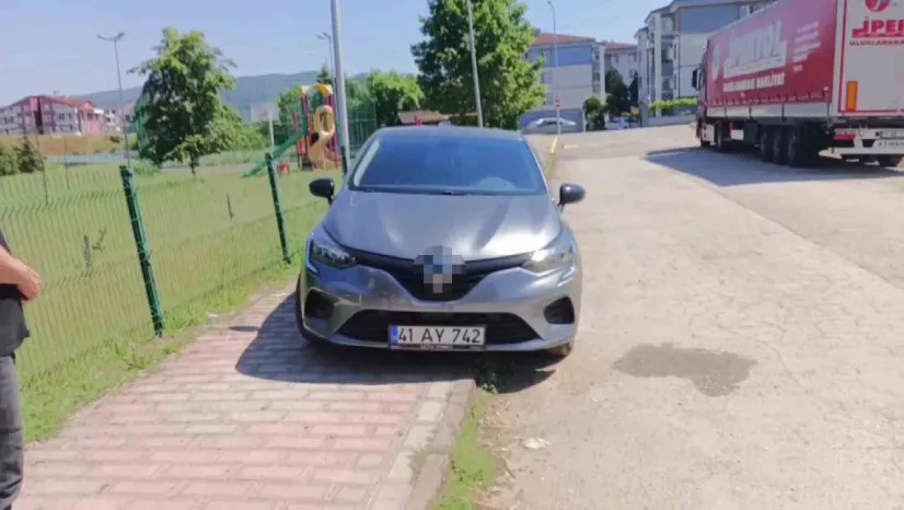 Çarpışan araçların sürücüleri yaralandı