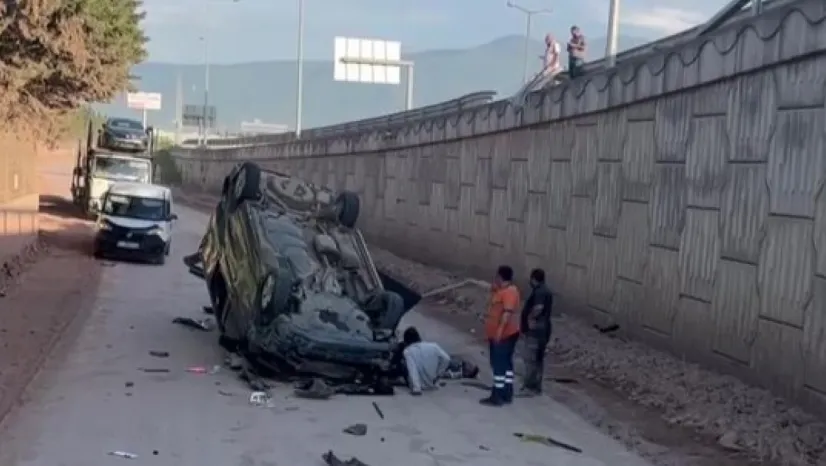 Hafif ticari araç 5 metre yükseklikten uçarak ters döndü: 2 yaralı
