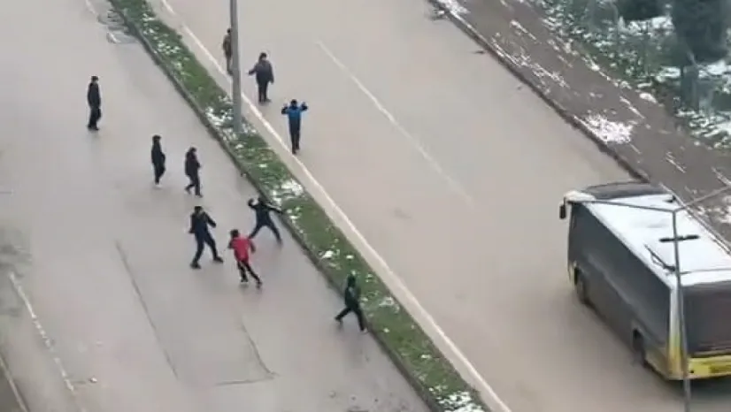 Kar topu gerginliği: Otobüs şoförü çocukları sopayla kovaladı