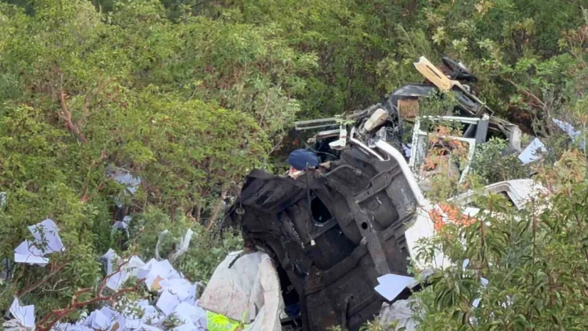 Tır uçurumdan yuvarlandı: 2 ölü