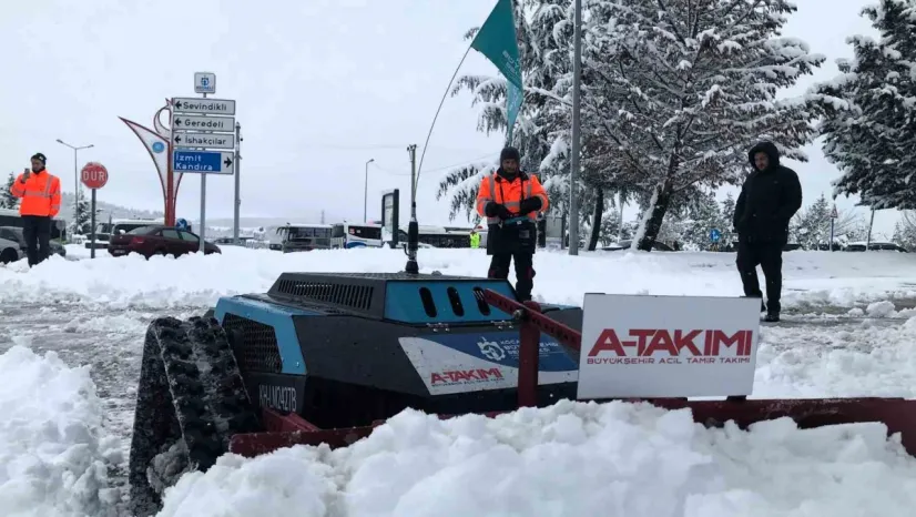 Kaldırımlar robotik araçlarla kardan temizleniyor
