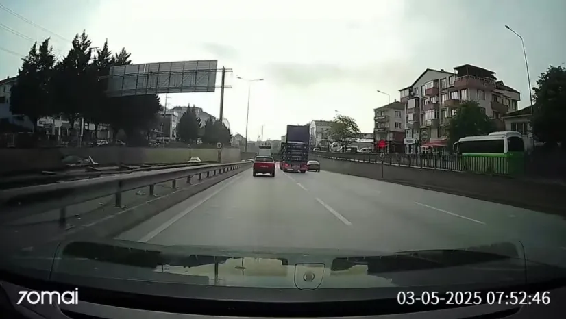Kamyonun açık unutulan kapağı tünele çarptı