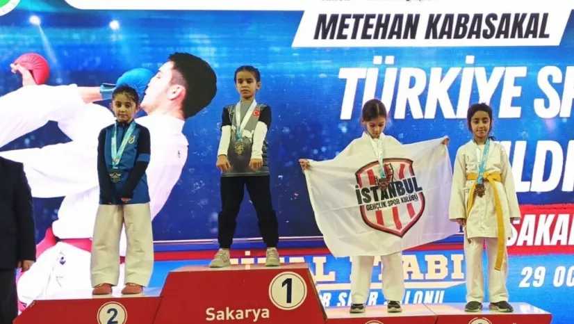 Kartepeli karateciler Sakarya'dan 6 madalyayla döndü