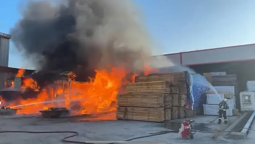 Kereste deposunda yangın
