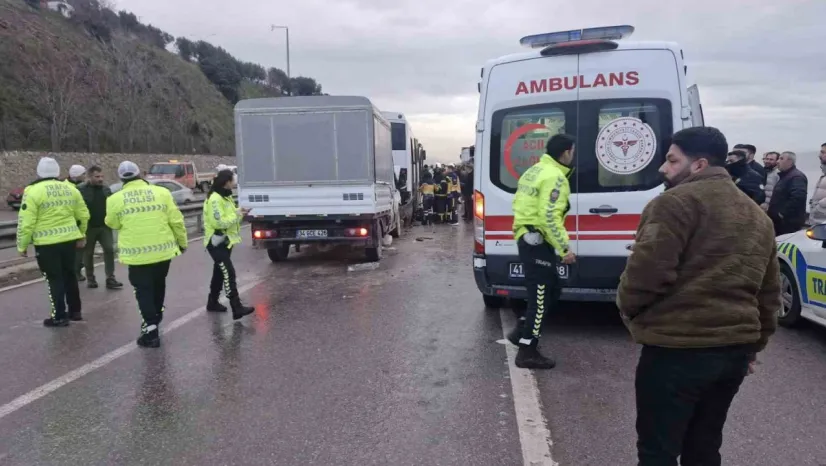 Kocaeli'de 3 araçlı zincirleme kaza: Yaralılar var