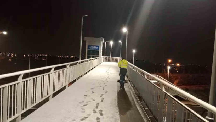 Kocaeli'de karla mücadele çalışmaları sürüyor