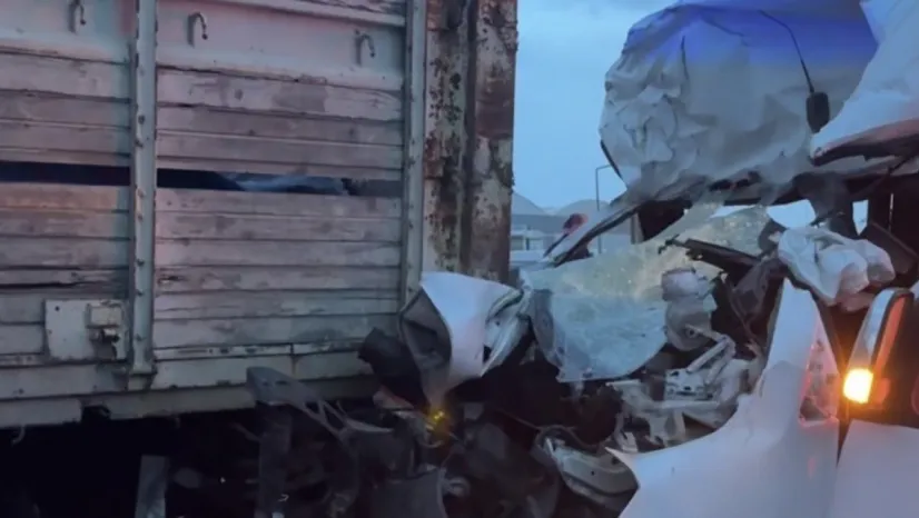 Kocaeli'de servis minibüsü ile kamyon çarpıştı: 7 yaralı