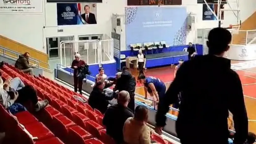 Kocaeli'de U16 basketbol maçında yumruklar havada uçuştu