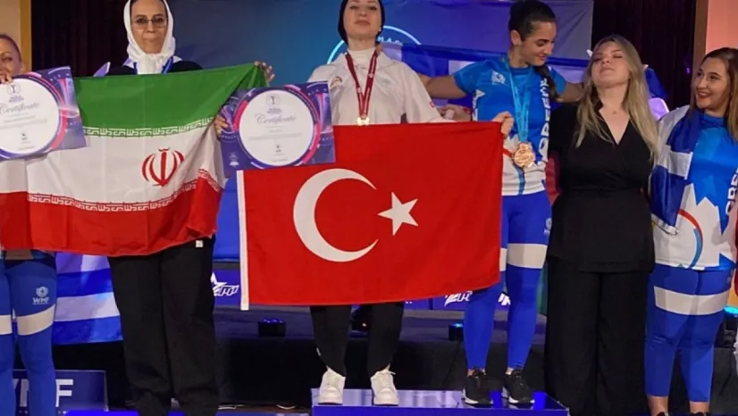 Körfezli Esra Muti, dünyanın zirvesinde