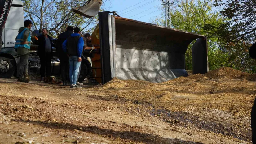 Mıcır yüklü kamyonun damperi devrildi, sürücü bayıldı