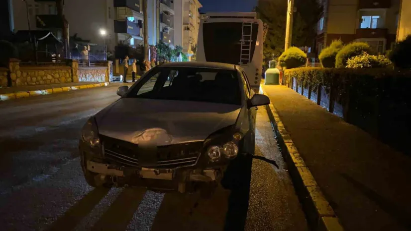 Otomobil kazasında kapılar sıkıştı, yolcuları vatandaşlar kurtardı