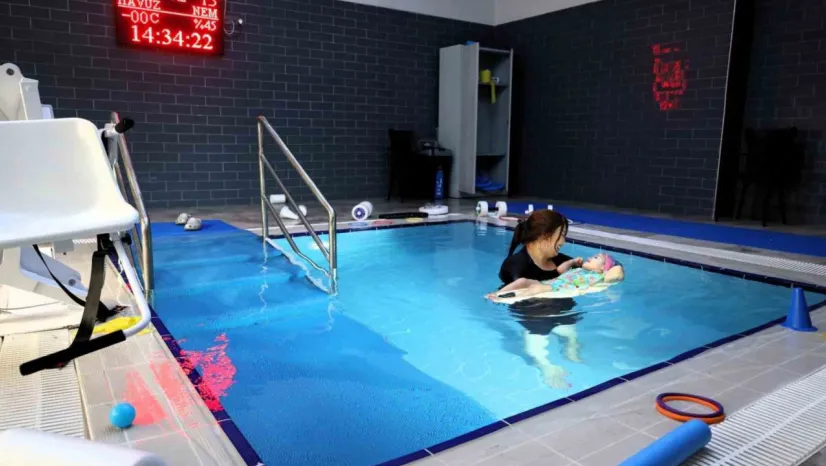 Serebral palsili Duru'nun tedavisi suyun gücüyle destekleniyor