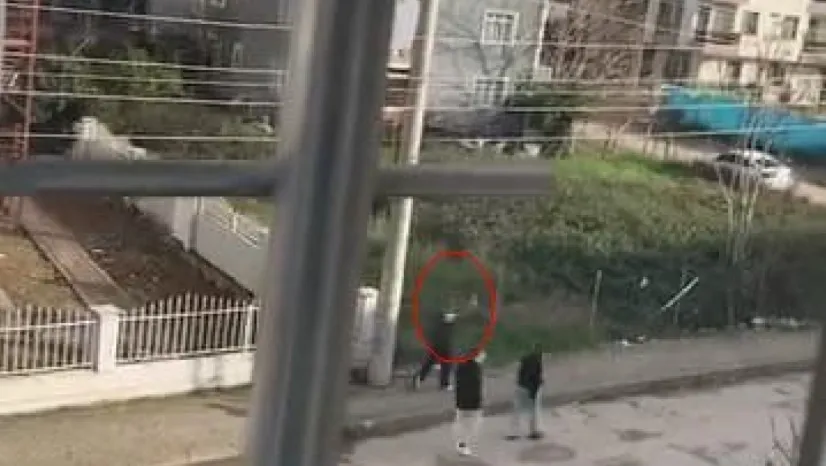 Sokak ortasında havaya ateş etti