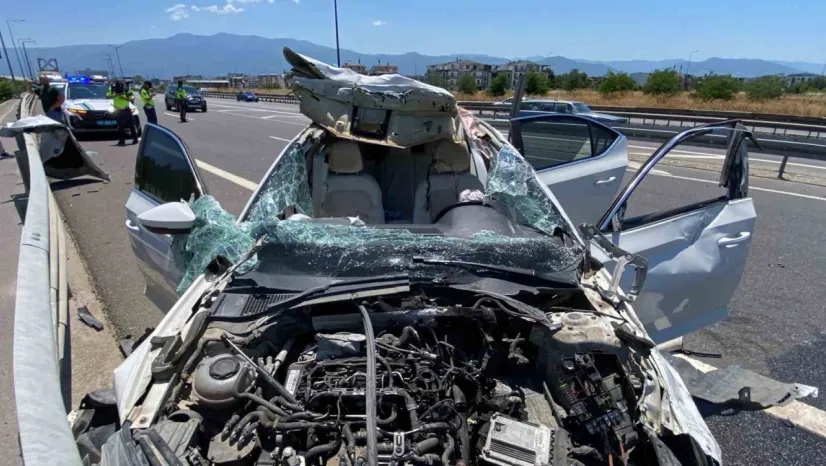 TEM'de bariyere çarpan otomobilin tavanı koptu: 4 yaralı