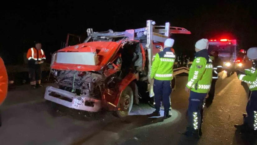 Taşıdığı araçla çarptığı tır arasında sıkıştı