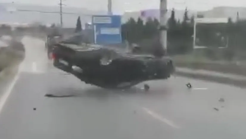 Yağışlı yolda makas atan otomobil tepetaklak oldu