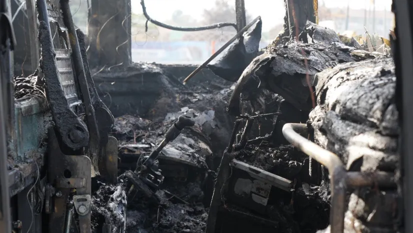 Yolcu otobüsü alevlere teslim oldu: Araç demir yığınına döndü