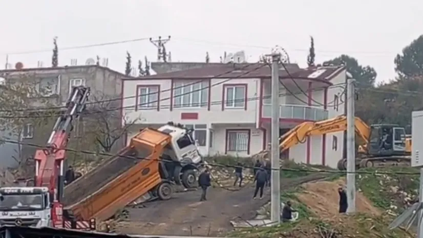 Yük boşaltan kamyon askıda kaldı