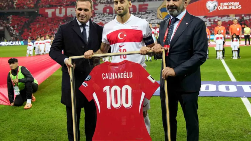 A Milli Takım'da 100. maçına çıkan Hakan Çalhanoğlu'na plaket