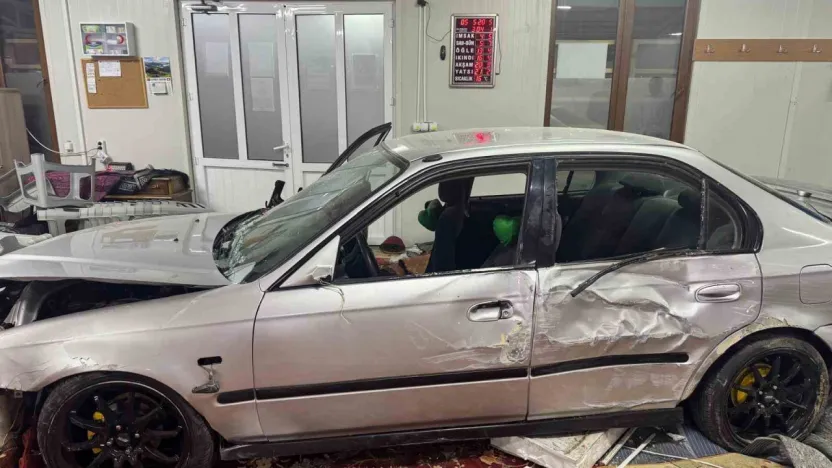 Alkollü sürücü camiye daldı: 1 yaralı