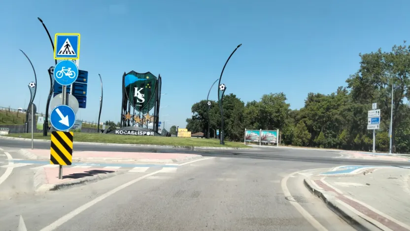 Bu yol hem sürücü hem de yayalar için tehlike oluşturuyor