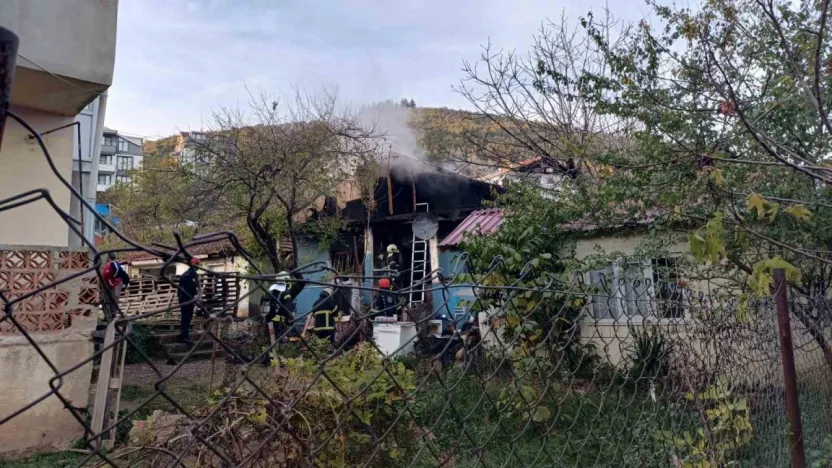 Çakmağı doldururken hem kendini hem de evi yaktı