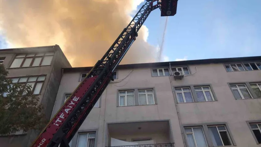 Çatı katını alevler sardı: 2 kişi mahsur kaldı