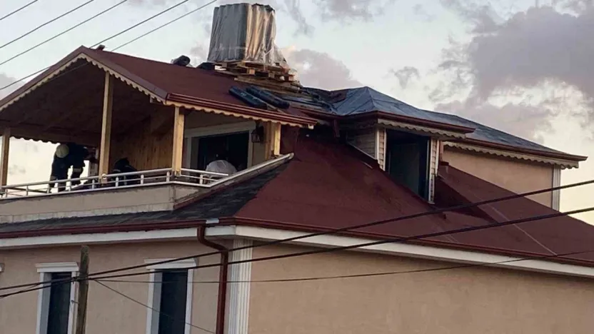 Çatı tamiri sırasında çıkan yangın korkuttu