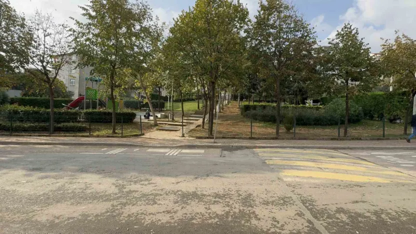 Çöp kamyonunun çarptığı belediye işçisi hayatını kaybetti