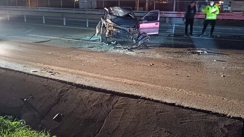 Demir bariyerlere çarpan otomobil parçalandı