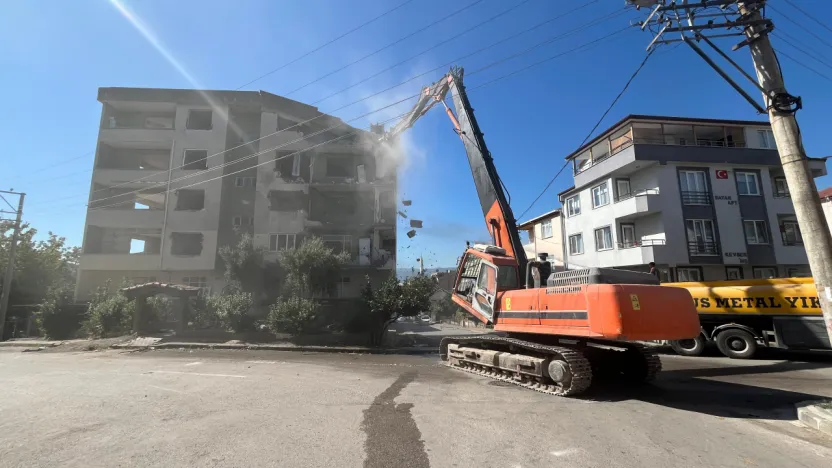 Derince'de ağır hasarlı binaya ilk kepçe vuruldu