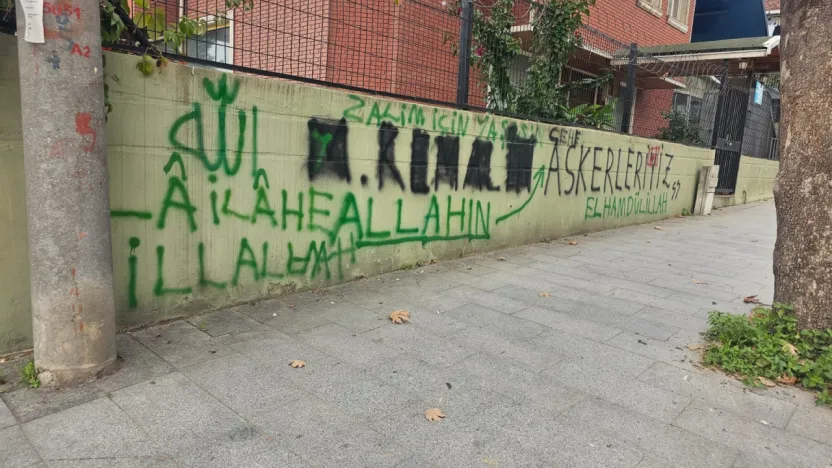 Dernek duvarında slogan savaşı