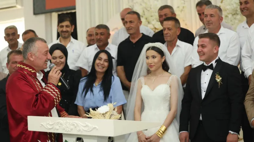 Düğüne gitti, proje inceledi, vatandaşla sohbet etti